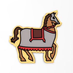 Puede incluir: Una galleta amarilla con forma de caballo que lleva una armadura gris con ribetes rojos y una silla de montar marrón.