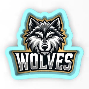 Puede incluir: Un cortador de galletas con forma de cabeza de lobo con la palabra "WOLVES" en letras gruesas. El lobo está representado en negro, blanco y gris, con una expresión feroz. El texto está en negrita. El cortador tiene un borde azul claro.