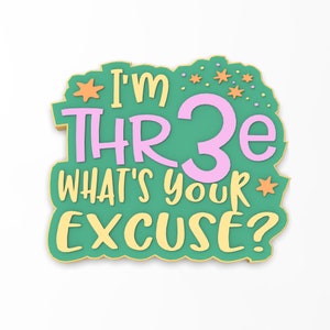 Puede incluir: Gráfico verde y amarillo con el texto "I'm Three What's Your Excuse?" con estrellas rosas y un número tres rosa.