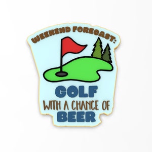 Peut inclure: Un biscuit illustré bleu et marron avec le texte "Weekend Forecast: Golf with a chance of beer". L'illustration montre un terrain de golf vert avec un drapeau rouge, un trou de golf et deux sapins verts.
