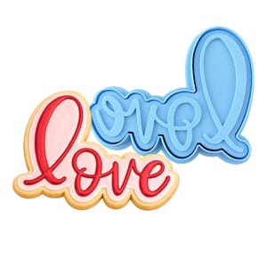 Może przedstawiać: Wykrawacz do ciastek i ciastko ze słowem "love". Wykrawacz do ciastek jest jasnoniebieski, a ciastko ma czerwony wzór "love" z różowym środkiem i żółtą obwódką. Wykrawacz do ciastek znajduje się obok ciastka.