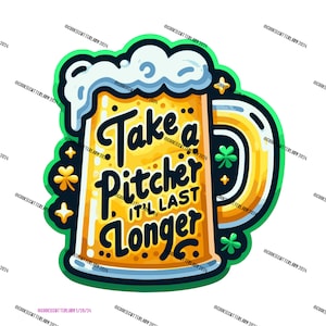Puede incluir: Una colorida pegatina con una jarra de cerveza con el texto "Take a Pitcher It'll Last Longer". La jarra está llena de cerveza amarilla y cubierta con espuma blanca. Tréboles verdes y estrellas doradas decoran el diseño.