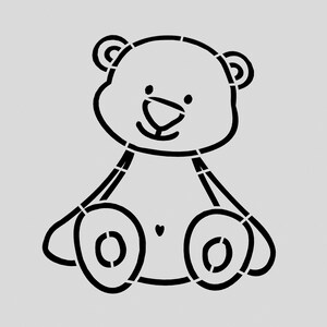 K&ouml;nnte beinhalten: Eine Schwarzwei&szlig;-Zeichnung eines Teddyb&auml;ren, der mit gekreuzten Beinen sitzt. Der B&auml;r hat ein einfaches, cartoonartiges Design mit einem kleinen Herzen auf der Brust.