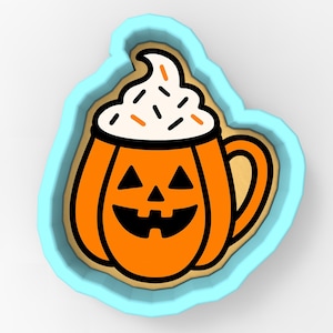 Op de afbeelding: Een pompoenvormige koekjesvorm met een lachend pompoengezicht. De oranje pompoen heeft een witte slagroomtopping met hagelslag. De vorm is zwart omlijnd en geplaatst in een lichtblauw frame, perfect voor Halloween bakken.