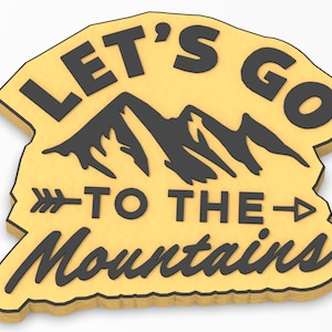 Puede incluir: Un letrero de madera amarillo con texto negro que dice "Let's Go To The Mountains" con un gráfico de cordillera y una flecha apuntando hacia la derecha.