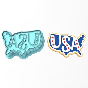 Pu&ograve; includere: Due stampini per biscotti a forma di Stati Uniti d'America. Uno &egrave; blu con stelle bianche e dice "USA" all'interno. L'altro &egrave; azzurro con stelle bianche e dice "A2U" all'interno.