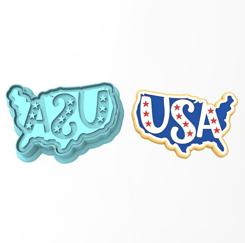 Pu&ograve; includere: Due stampini per biscotti a forma di Stati Uniti d'America. Uno &egrave; blu con stelle bianche e dice "USA" all'interno. L'altro &egrave; azzurro con stelle bianche e dice "A2U" all'interno.