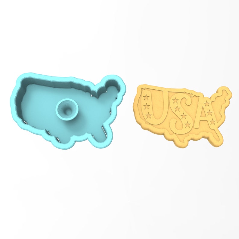 Pu&ograve; includere: Un tagliapasta di plastica blu a forma degli Stati Uniti d'America. Un biscotto giallo &egrave; tagliato a forma degli Stati Uniti d'America con la parola "USA" scritta al centro e circondata da stelle.