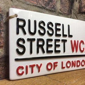 CALLE RUSSELL - Ciudad de Londres - Letrero callejero de Londres - Regalos británicos - Letreros de Londres - Reino Unido - Turismo en Londres - Británico - Placa de cerámica - Jack Russell - Regalos