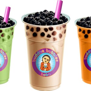 Puede incluir: Tres vasos de pl&aacute;stico transparente llenos de t&eacute; de burbujas de diferentes colores. Los vasos tienen un logotipo que dice "Buddha Bubbles Boba" con una imagen de dibujos animados de una persona bebiendo t&eacute; de burbujas. El t&eacute; es verde, marr&oacute;n y naranja.