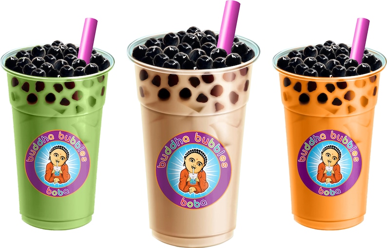Puede incluir: Tres vasos de pl&aacute;stico transparente llenos de t&eacute; de burbujas de diferentes colores. Los vasos tienen un logotipo que dice "Buddha Bubbles Boba" con una imagen de dibujos animados de una persona bebiendo t&eacute; de burbujas. El t&eacute; es verde, marr&oacute;n y naranja.