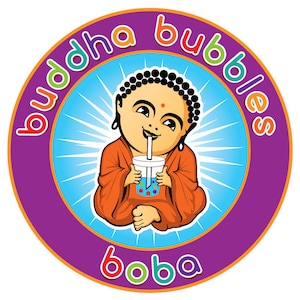 Puede incluir: Un c&iacute;rculo morado con las palabras "buddha bubbles boba" en colores arco&iacute;ris alrededor del borde. En el centro hay una imagen de dibujos animados de un Buda sonriente bebiendo t&eacute; de burbujas.
