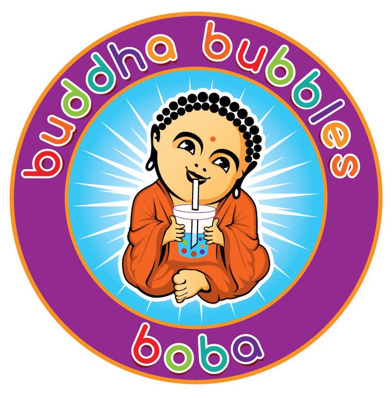 Puede incluir: Un c&iacute;rculo morado con las palabras "buddha bubbles boba" en colores arco&iacute;ris alrededor del borde. En el centro hay una imagen de dibujos animados de un Buda sonriente bebiendo t&eacute; de burbujas.