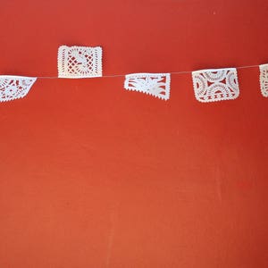 paquete de tres banderines, 30 banderitas blancas de papel, banderitas de boda, banderas papel picado, fiesta mexicana, boda mexicana, M