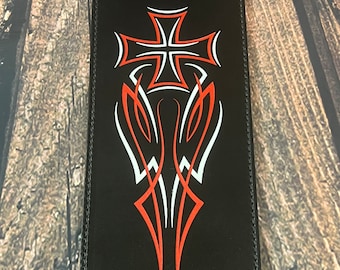 Garde-boue arrière en cuir noir MCD pour Harley Davidson avec fines rayures croix de malte