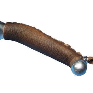 Op de afbeelding: Een bruine leren handgreep met een zilveren metalen punt en een zilveren metalen ring. De handgreep is bevestigd aan een bruine leren riem.