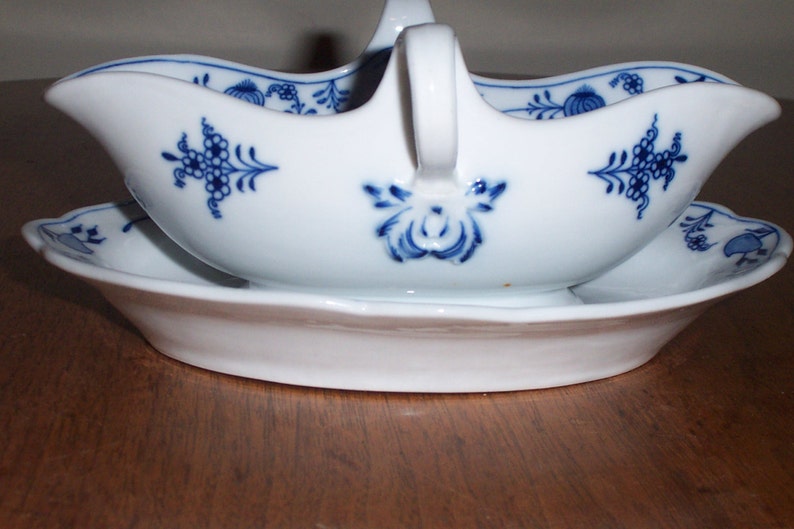 Meissen Blue Onion China Gravy or Sauce Boat with attached Under plate and 2 Handles Meissen mark hand painted cobalt blue on white image 3