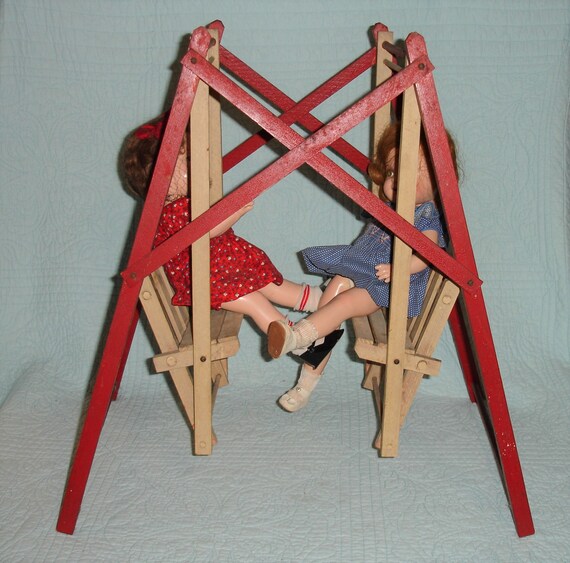 Grande Balançoire Ancienne Pour Poupée – Bois Vert – Années 1950 (30 Cm) – France