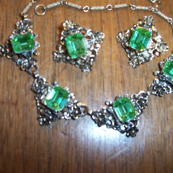 Jewelry Set includes Necklace and Clip Earrings of Green Rhinestones in Gold Tone Metal c 1950 unsigned in Coro Box