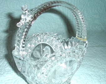 Cesta nupcial vintage de cristal de plomo Hofbauer Byrdes con borde dentado y asa grabada con forma de pájaro.