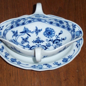 Meissen Blue Onion China Gravy or Sauce Boat with attached Under plate and 2 Handles Meissen mark hand painted cobalt blue on white image 2