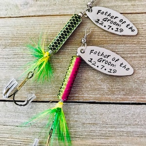 Pu&ograve; includere: Due esche da pesca con piume verdi e gialle e un ciondolo d'argento che dice "Father of the Groom 12.7.19"