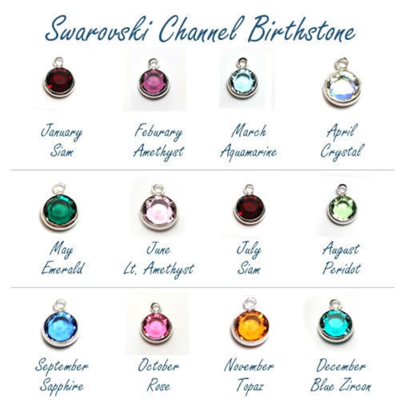 Puede incluir: Un gr&aacute;fico que muestra las piedras de nacimiento Swarovski Channel para cada mes del a&ntilde;o. El gr&aacute;fico muestra un peque&ntilde;o amuleto de cristal para cada mes, con el nombre del mes y la piedra de nacimiento debajo de cada amuleto.