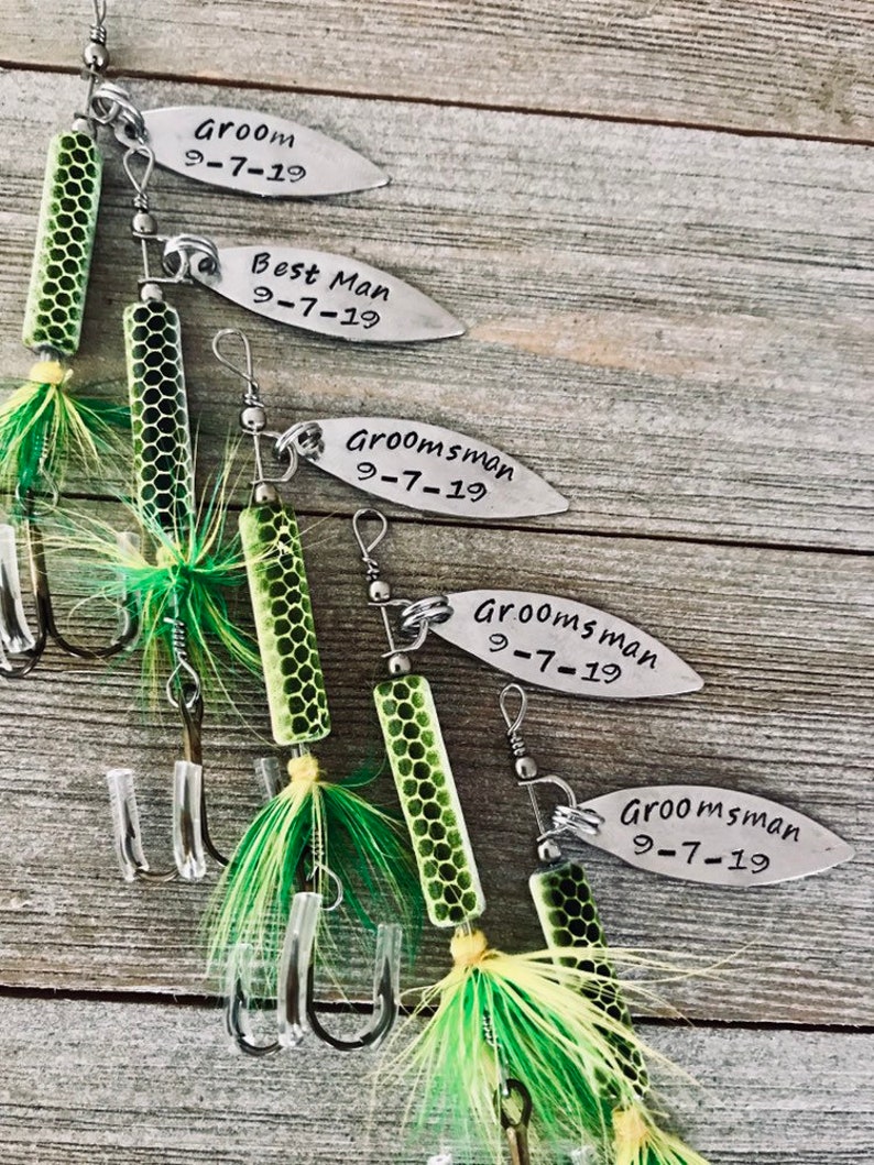 Pu&ograve; includere: Cinque esche da pesca con piume verdi e gialle e un'etichetta di metallo argentato con il testo "Groom 9-7-19", "Best Man 9-7-19", "Groomsman 9-7-19", "Groomsman 9-7-19" e "Groomsman 9-7-19".