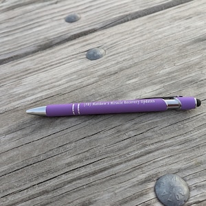 Unterstütze Matthäus Miracle! Schnapp dir diesen eleganten, matten Lila-Stift mit einer Stylus-Spitze und kräftiger schwarzer Tinte - jeder Kauf hilft bei seiner Genesung.