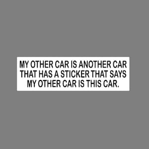 Puede incluir: Una pegatina rectangular blanca con texto negro sobre fondo gris. El texto dice: "MY OTHER CAR IS ANOTHER CAR THAT HAS A STICKER THAT SAYS MY OTHER CAR IS THIS CAR."