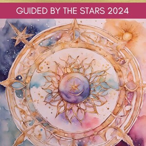 Puede incluir: Una pintura de acuarela de una brújula con un marco dorado y un sol morado con una luna creciente y una estrella en el centro. El fondo es una acuarela de azul, rosa y amarillo. El texto "GUIDED BY THE STARS 2024" está en la parte superior de la imagen y "KRISTY ROBINETT" en la parte inferior.