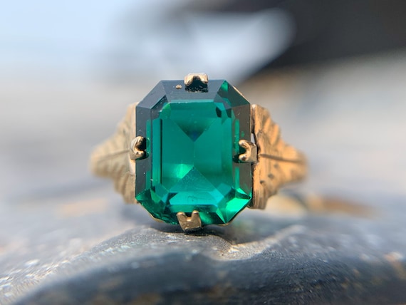1920s stunning 9Ct green emerald glass ring