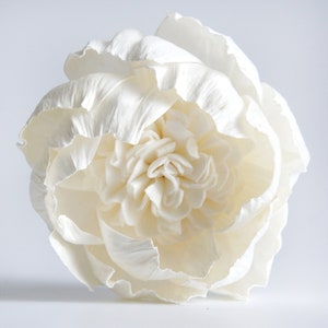 Op de afbeelding: Een grote, witte sola-houten bloem met een gerimpeld, gelaagd ontwerp. De bloem is gemaakt van natuurlijk sola-hout en is perfect om elke huisinrichting een vleugje elegantie te geven.