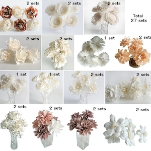 Może przedstawiać: Kolekcja 27 zestawów kompozycji kwiatowych z drewna sola w różnych kolorach i stylach, w tym białym, kremowym, brzoskwiniowym i brązowym. Kwiaty są ułożone w bukiety i pojedyncze elementy. Razem 27 zestawów.