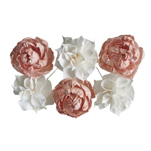 Może przedstawiać: Zestaw sześciu sztucznych kwiatów, trzy to brzoskwiniowe piwonie, a trzy to białe gardenie.