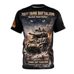 Może przedstawiać: Czarna koszulka z szczegółową grafiką czołgu w scenie wojennej, z napisem "761st Tank Battalion" i "Black Panthers". Koszulka zawiera również tekst "Come Out Fighting" i "Ardeny, Belgia, 1944-1945."