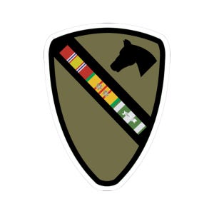 キスカットステッカー - 陸軍 - 第 1 騎兵師団 - SSI - 抑制された VN Svc バー付き、第 1 騎兵師団 SSI 付き、キャンペーン スター 2 個 x 300
