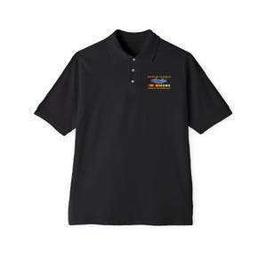 Op de afbeelding: Zwarte poloshirt met korte mouwen en een knoopsluiting met drie knopen. De shirt heeft een klein geborduurd ontwerp op de linkerborst met de tekst "VIETNAM VETERAN" boven een militair embleem en linten. Een klassiek en comfortabel kledingstuk.