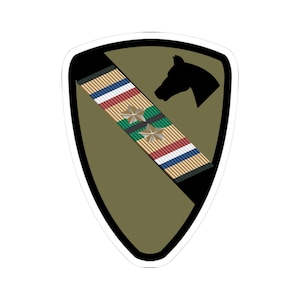 キスカットステッカー - 陸軍 - 第 1 騎兵師団 - SSI - 鎮圧された第 1 騎兵師団 SSI、キャンペーン スター 2 個付き - ビッグ - 南西アジア キャンペーン X 300