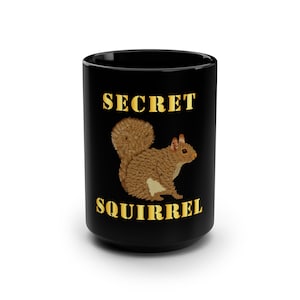Svart mugg 45 cl - Emblem - Hemlig ekorre med text