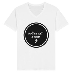 以下が含まれることがあります： 黒い円形のグラフィックが描かれた白いVネックTシャツ。グラフィックには「DEATH IS JUST A COMMA」という文字と、円の中にセミコロンが描かれている。