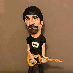 The Edge, U2, figurine en papier mâché faite à la main