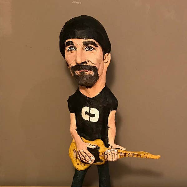 The Edge, U2, figurine en papier mâché faite à la main