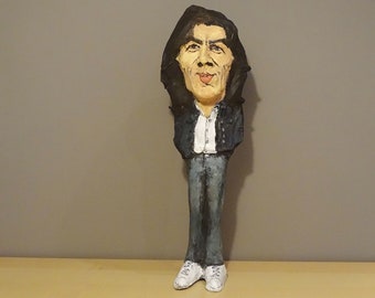 George Harrison, Beatlesi, figurka z papierowej mache, karykatura