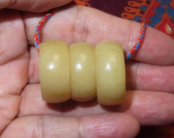 チベットのヤクの角のお守りペンダント〜蓮の花のシールが付いた