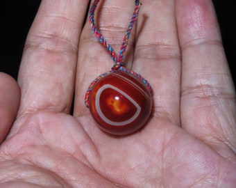 Perle d'ornement bouddhique en agate rouge de forme ronde, rubanée, Népal (d8)