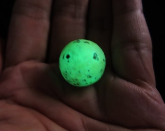 Thai Buddhist Round Green Color Natural Luminous Glow In Dark Amulet Stone (d6)