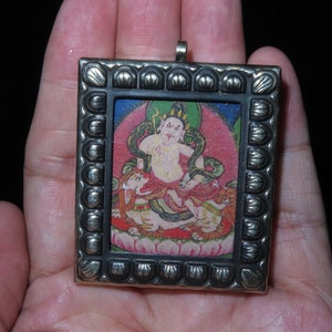 Exquisiter Nepal Tibet Buddhist Gelb Jambhala Versilbert Talisman Ghau Box Anhänger (c3)