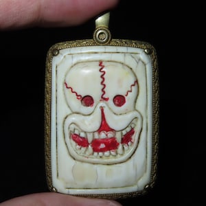 Nepal Tibet Buddhist Carved Tooth Wrathful Citipati Skull Talisman Pendant (e7)