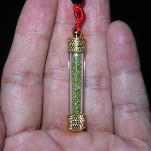 Népal Tibet bouddhiste vert Tara vert clair Sarira reliques fort sous pendentif (q11)